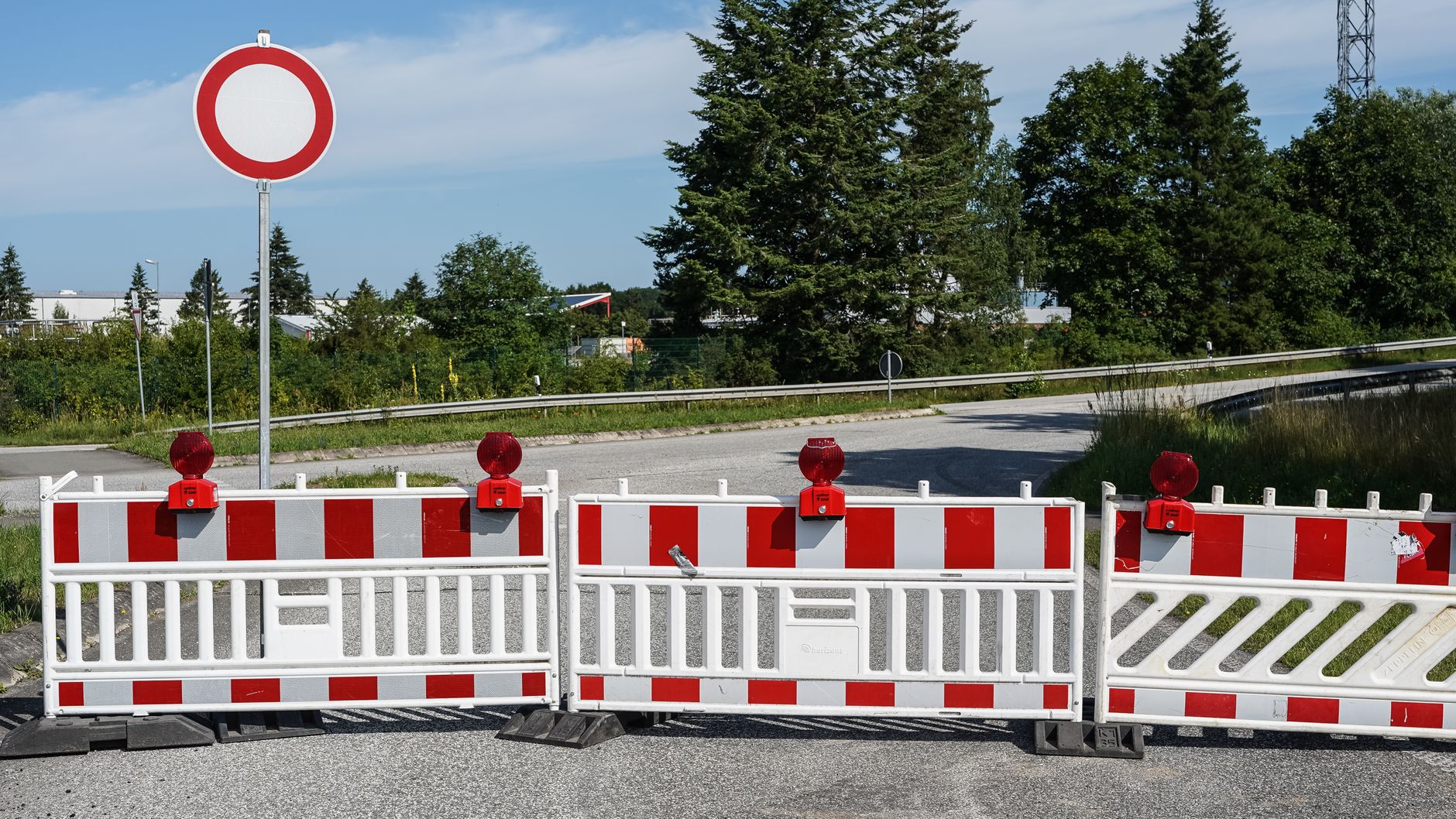 A road closed by barriers and a traffic sign in Geesthacht, Germany.